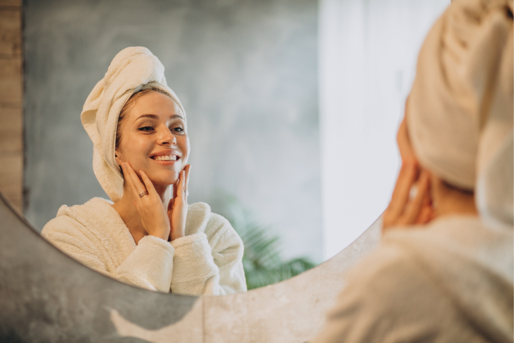 woman-skincare-mirror-hydration-infinitek-paris