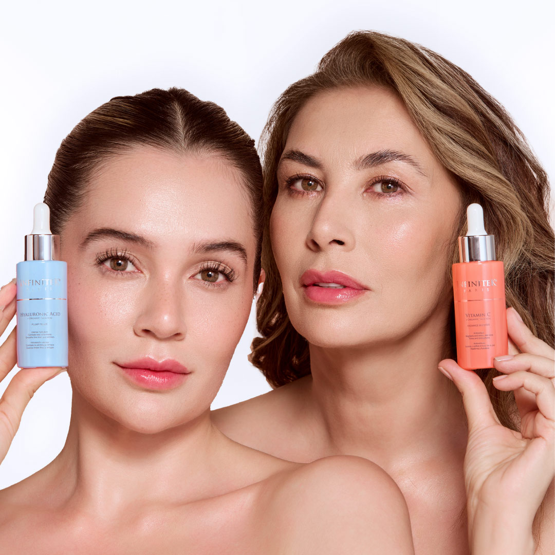 modelo e influencer lina tejeiro con su madre, sosteniendo en la mano un frasco de acido hialuronico suero de infinitek paris y un frasco de vitamina c con silicio organico