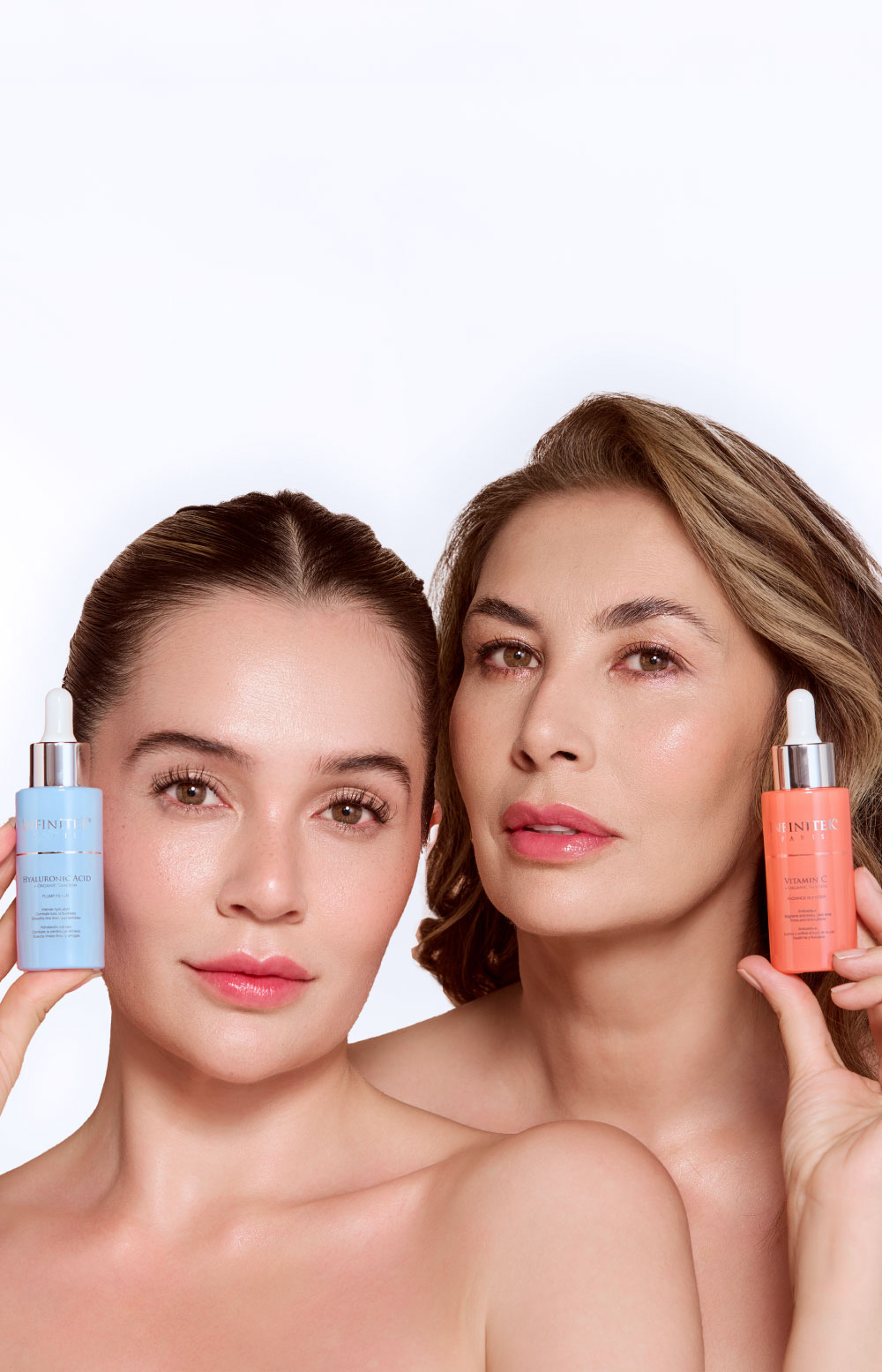 modelo e influencer lina tejeiro con su madre, sosteniendo en la mano un frasco de acido hialuronico suero de infinitek paris y un frasco de vitamina c con silicio organico