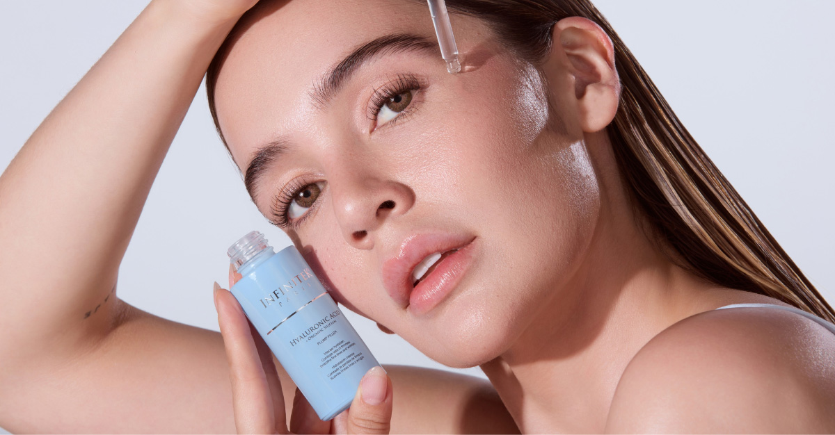 foto de lina tejeiro modelo e influencer aplicandose acido hialuronico con silicio organico de infinitek paris en el rostro